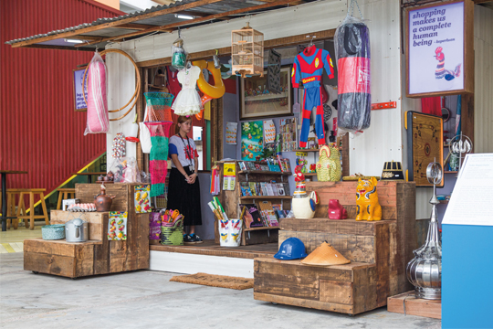 安谷·普莱米亚布都《杂货店》2010－2013年装置，木质店铺、商品、视频、表演，尺寸可变