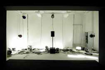 《毕达哥拉斯》，2013年，四频录像（33分50秒）、自动窗帘幕布、八声道音频、灯光设备、风扇、效果控制器 