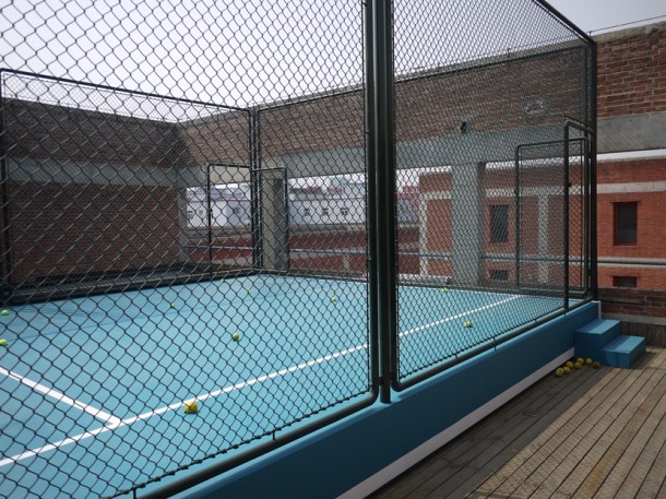 Tennis Court, 2014, Installation (painted iron panel, wire fence, High-pressure fan,PVC-U pipe), 592×880×350cm, Taikang Space, Beijing. Courtesy of Taikang Space.