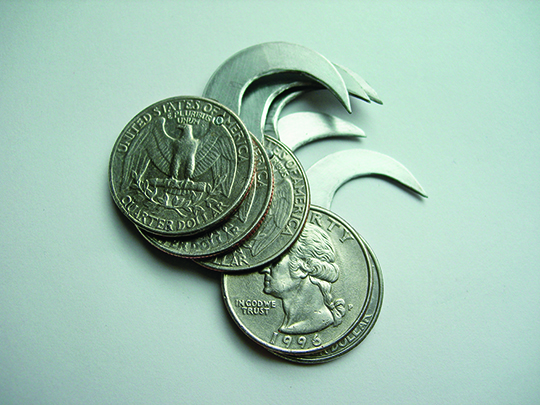 克莱尔·方丹，《硬匕》，2006年, 二十五美分硬币、钢制刀片、焊料、铆钉，尺寸可变