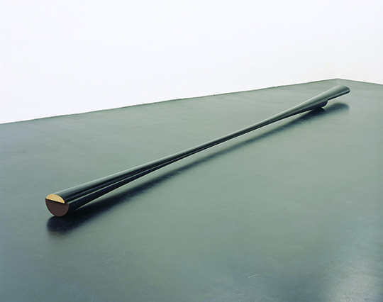 Schwarzes Hyperbolo ‘Nüsschen’ (Black Hyperbolo “Little Nuts”), 1980, Lacquered wood, 14.5 x 25 x 558.5 cm, Courtesy of the artist and Galerie Buchholz, Cologne/Berlin.