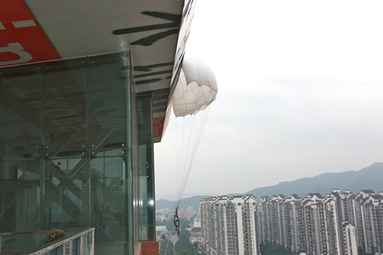 《此地，或别处》，2006年，美术馆户外的降落伞