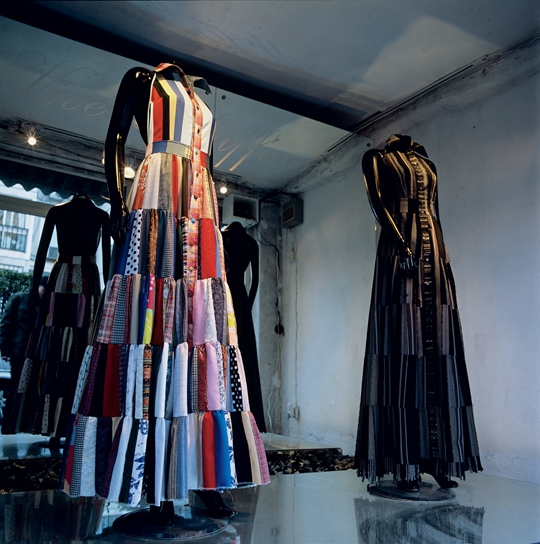 倪海峰，《差异万岁》（局部），2008年 衣物碎片、服装模特、镜子、塑料字母 箭厂空间