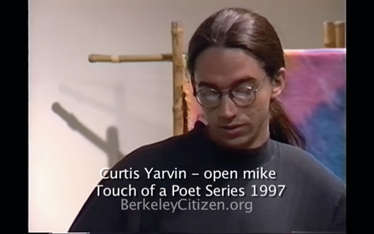 柯蒂斯·雅文1997年在加州伯克利举办的“触摸诗人”现场朗读活动上。