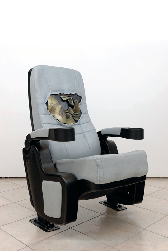 朵拉•布多尔，《寄生虫撤退1》（左），《寄生虫撤退2》（右），2014年 布鲁斯•威利斯在影片《未来战警》（2009）中的赛博格义胸，硅胶龙皮肤，影院座 椅，塑料，泡沫，电子动画，混合硬件，105 × 70 × 72厘米 