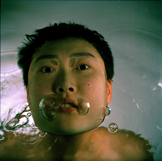 王卫, 《水下1／30 秒》, 1999年, 灯箱声音装置 