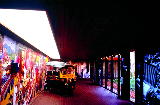 1999年，“运动中的城市”在哥本哈根路易斯安那现代美术馆展出阿运·拉,挽猜哥和里克力·提拉瓦尼的作品