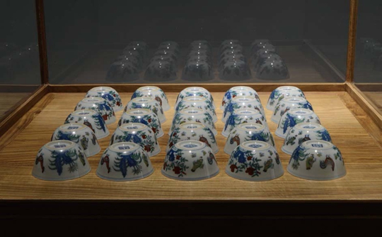 Coupes de Poulet, reproductions de la ‘Coupe de Poulet’ originale portant l'inscription ‘Beijing Fake’ , 8 . 3 cm × 3 . 4cm / pièce, 2015 © TANG Contemporary Art